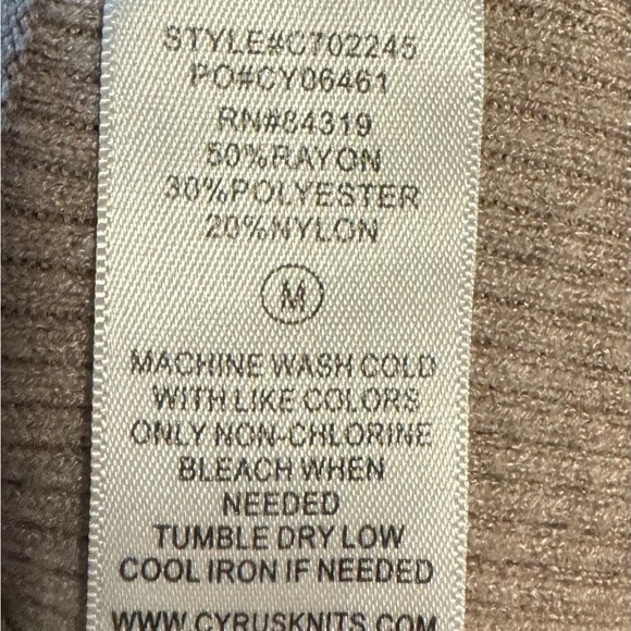 Women’s RAYA Cyrus NYC Size Medium Sweater Beige Cowl Neck Hi Low Soft - Picture 8 of 11